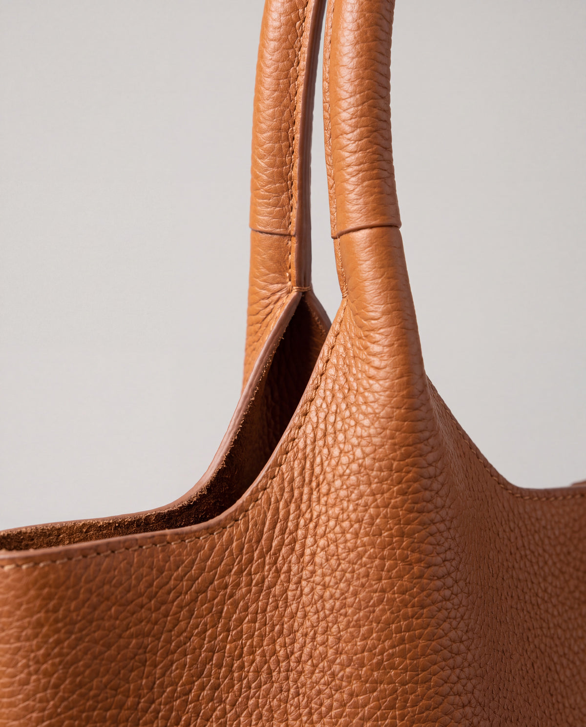 Commute bag in Caramel – hardware detail
