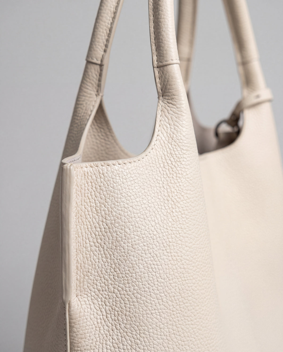 Commute bag in Cream – leather detail
