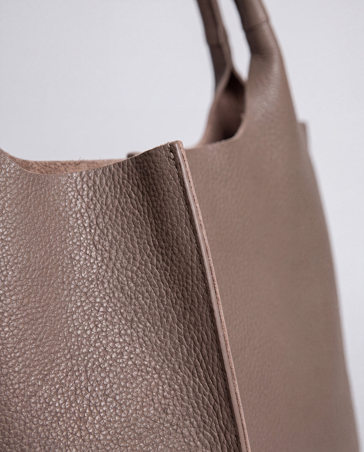 Commute bag in Taupe – leather detail