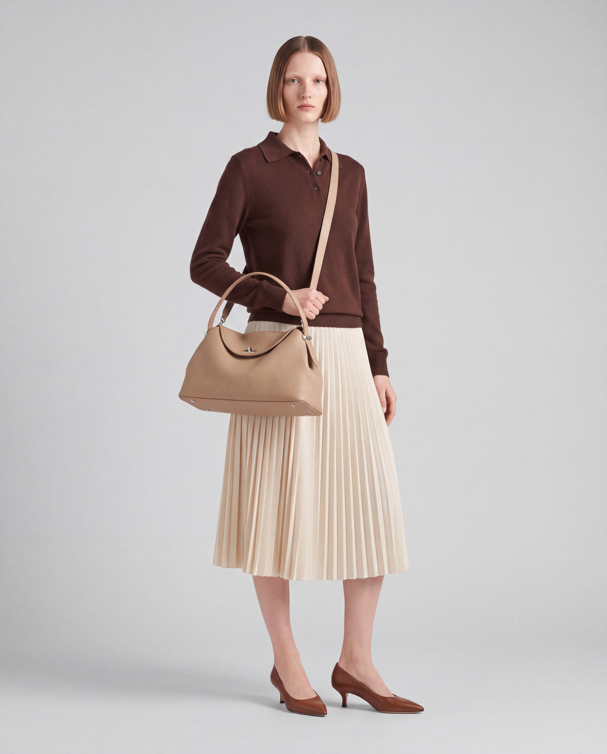 Como bag in Beige – worn by model, full length