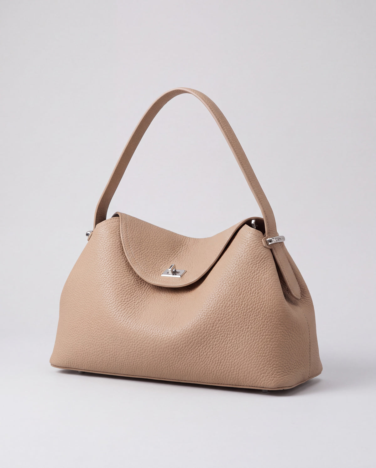 Como bag in Beige – three-quarter view