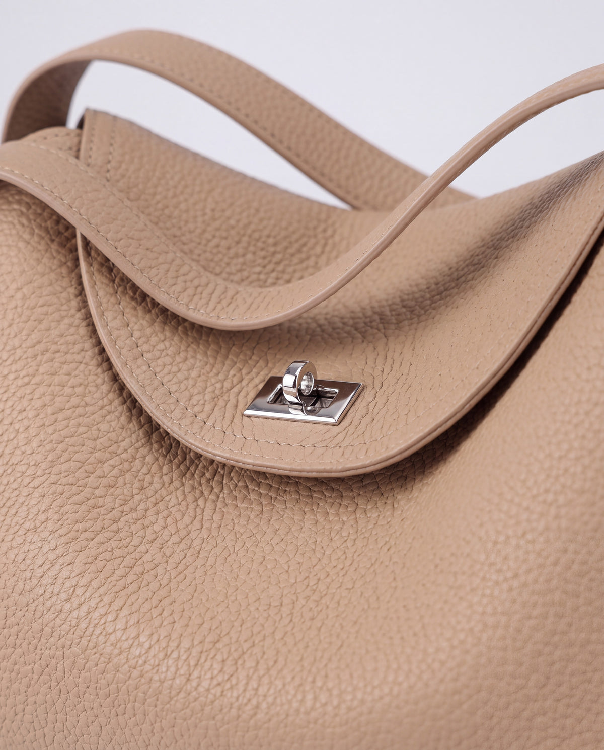 Como bag in Beige – leather detail