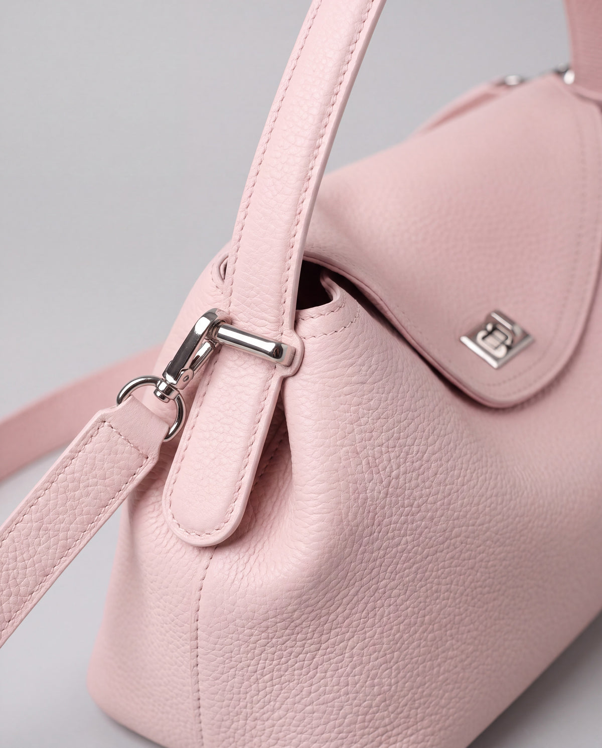 Como bag in Blush – hardware detail