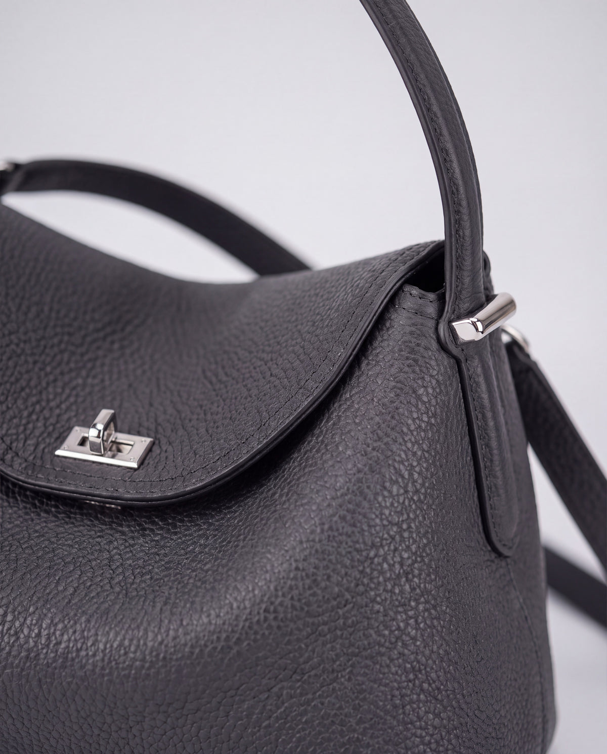 Como bag in Charcoal – leather detail