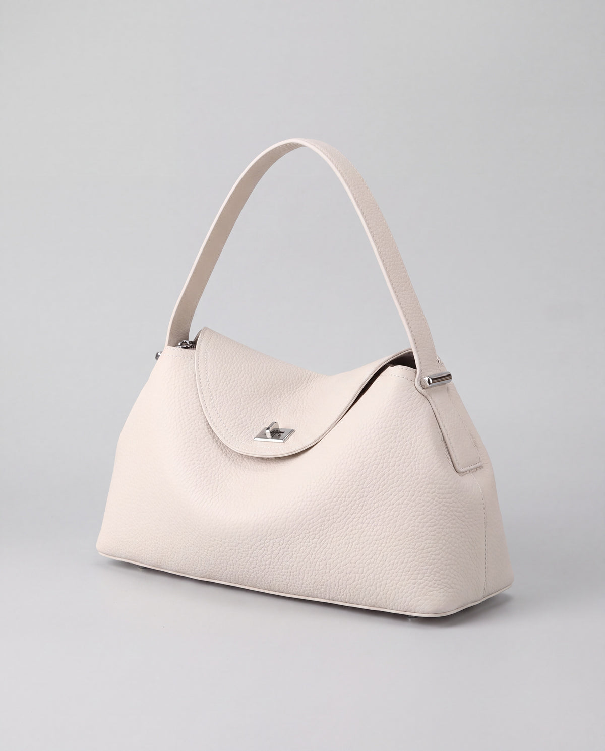 Como bag in Ivory – three-quarter view