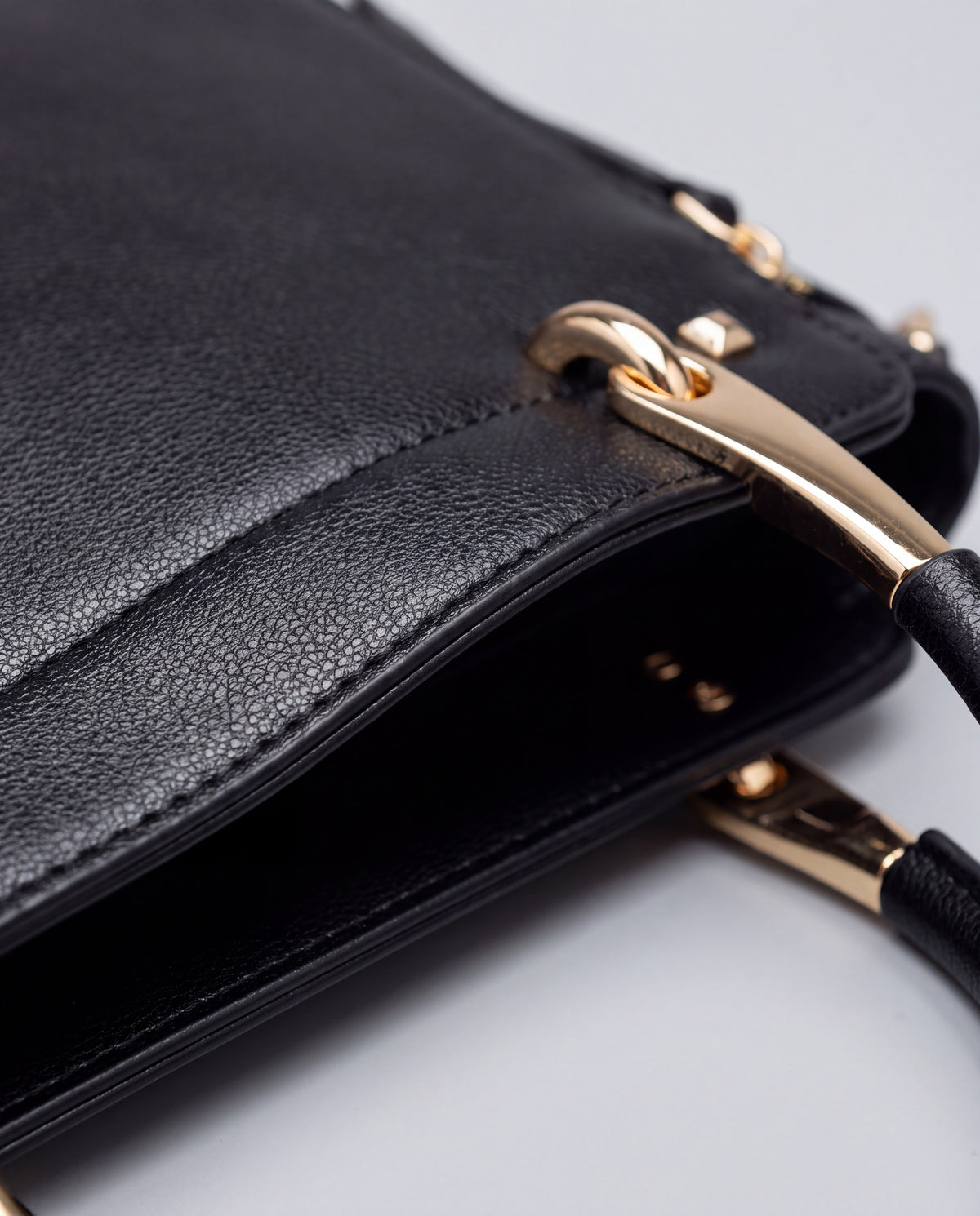 Contrast bag in Black – leather detail