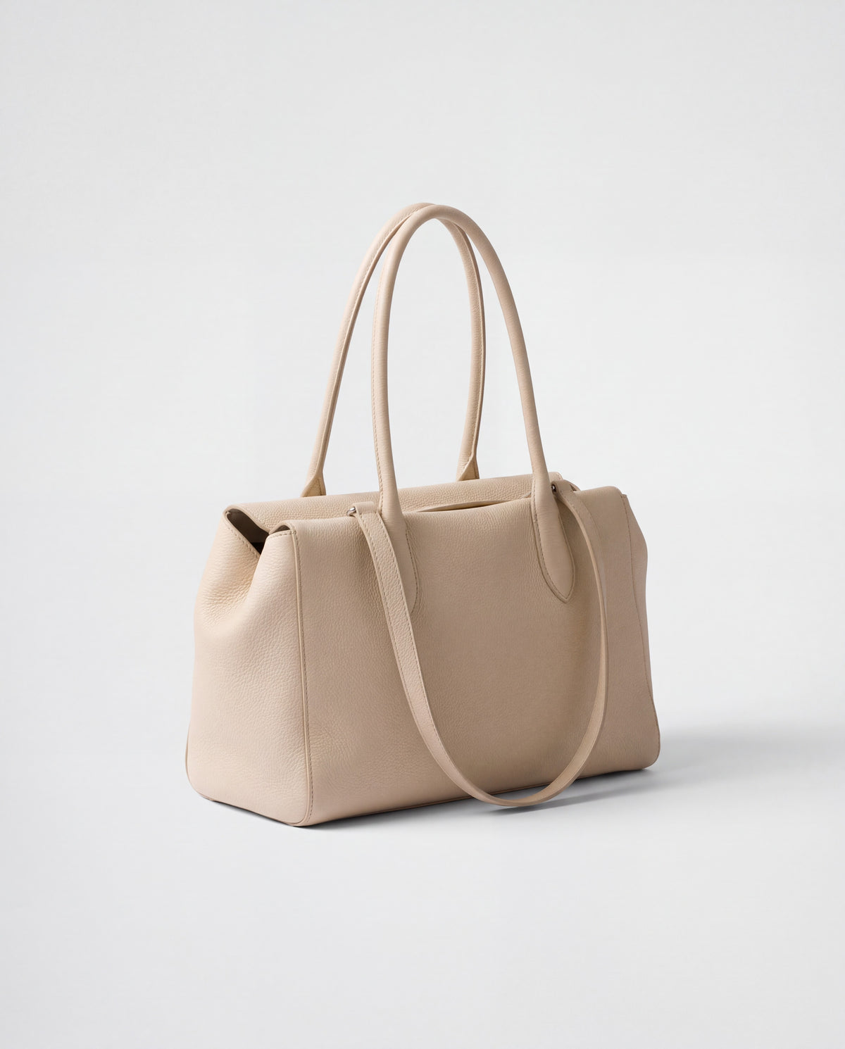 Cortina bag in Beige – three-quarter view