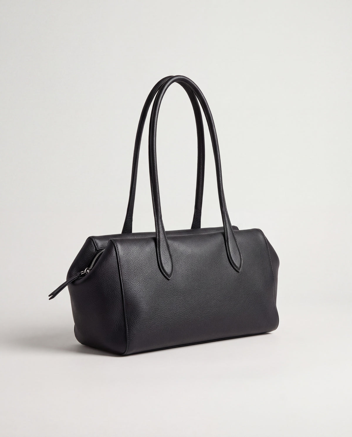 Cortina bag in Onyx – three-quarter view