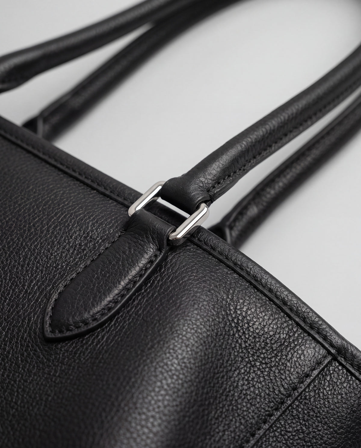 Cortina bag in Onyx – hardware detail
