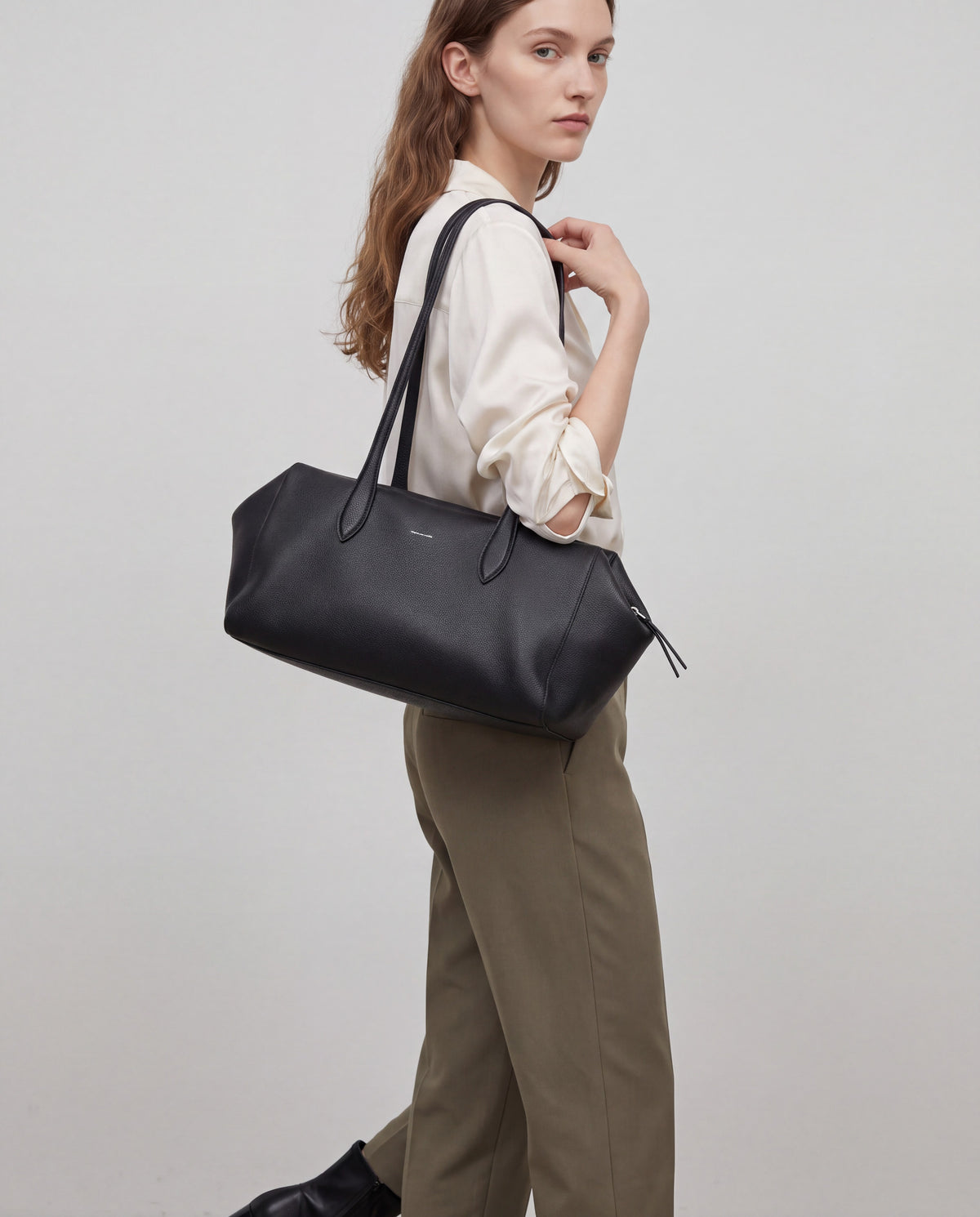 Cortina bag in Onyx – worn by model, close-up