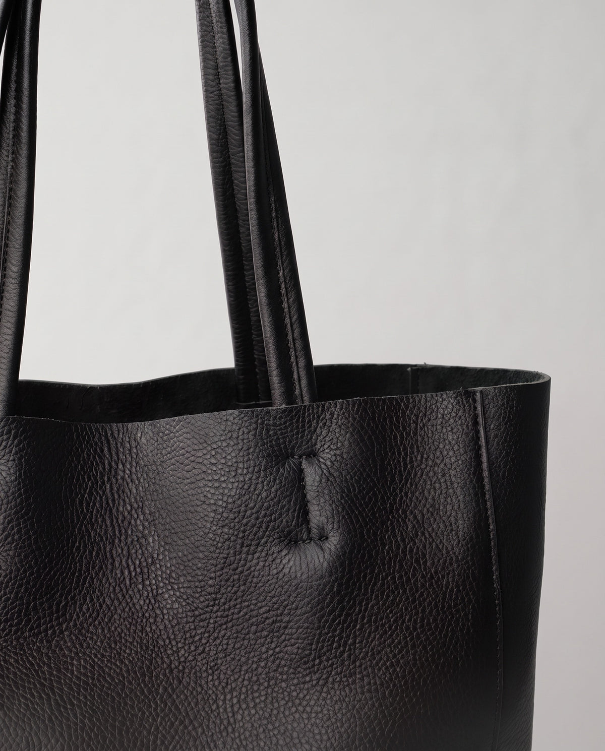 Costa leather tote in onyx, hardware and leather detail