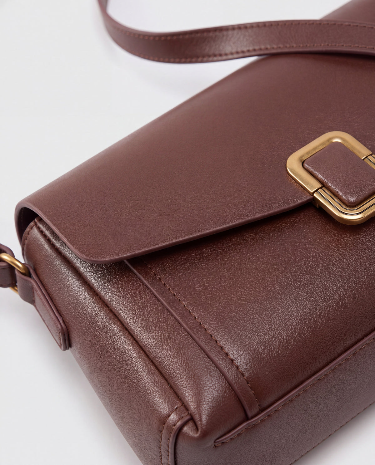 Creta bag in Mahogany – leather detail