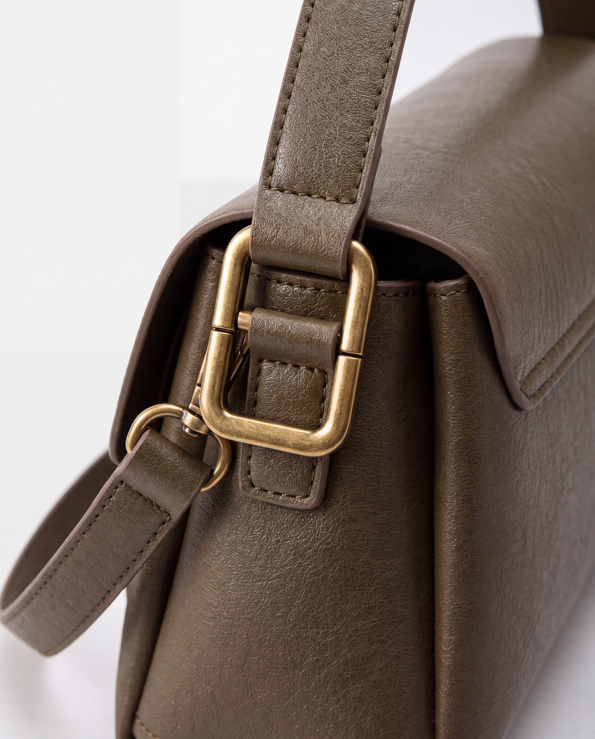 Creta bag in Olive – hardware detail