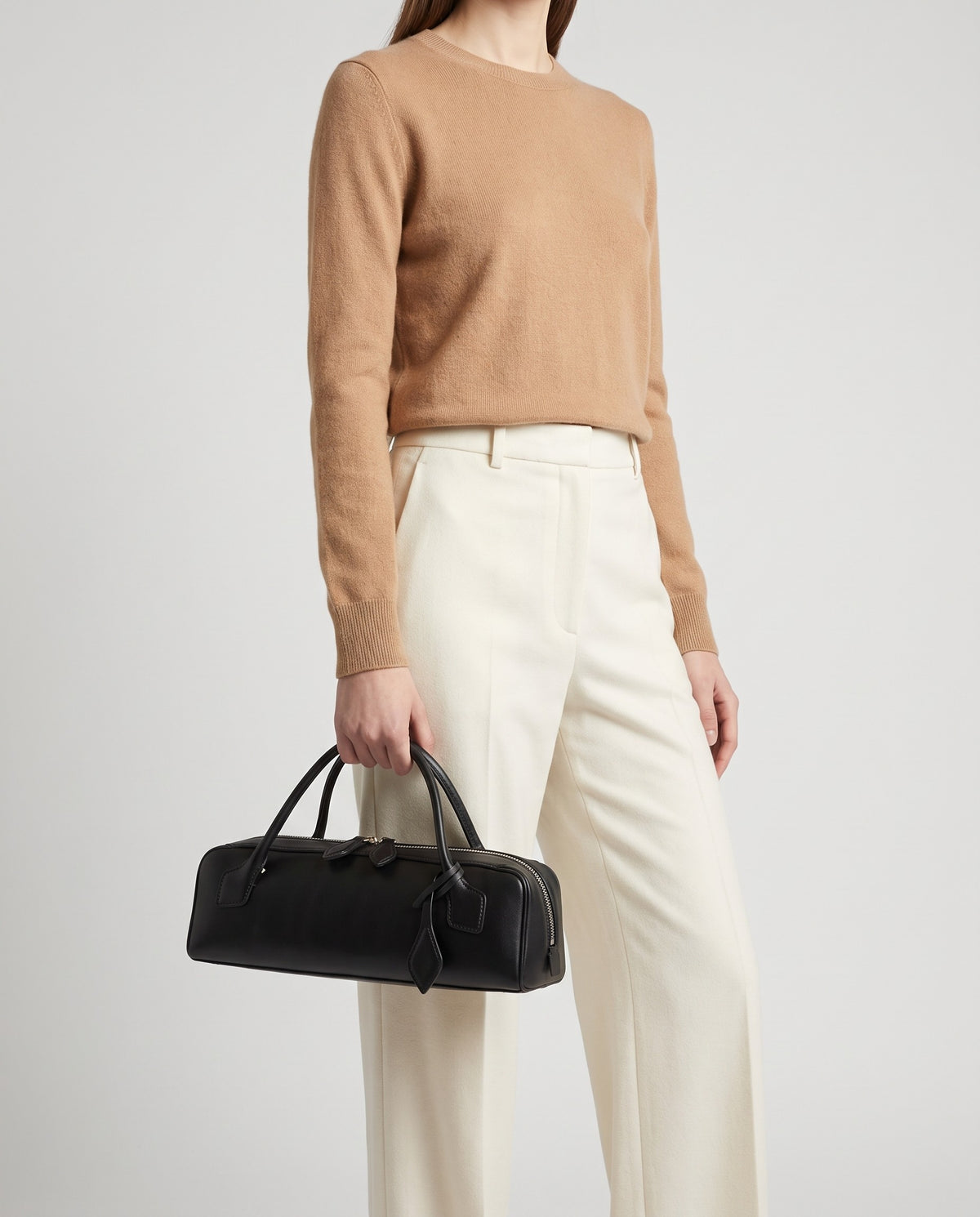 Curve leather barrel bag in Black – model carrying it