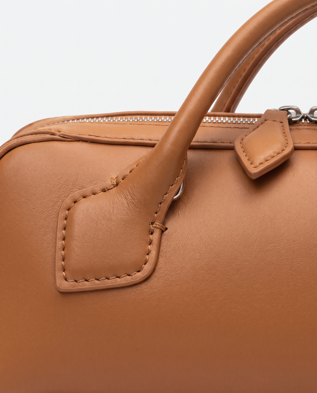 Curve leather barrel bag in Caramel – close-up of the leather