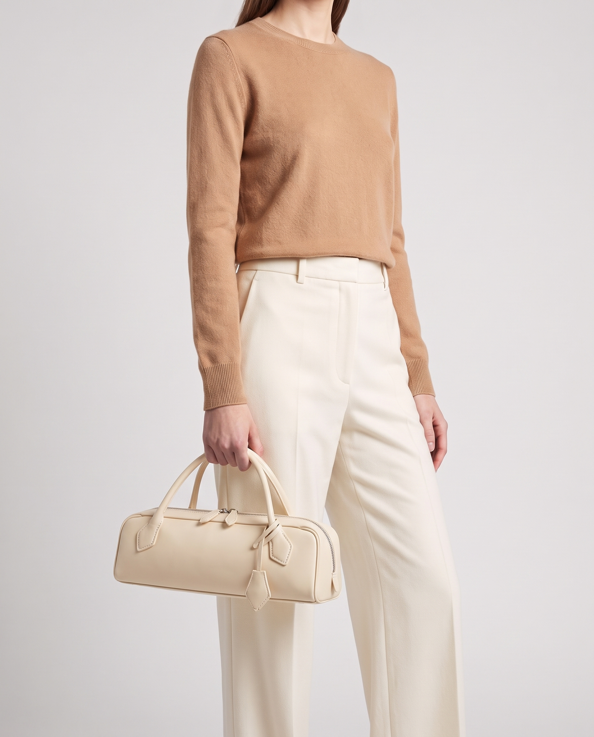 Curve leather barrel bag in Ivory – model carrying it
