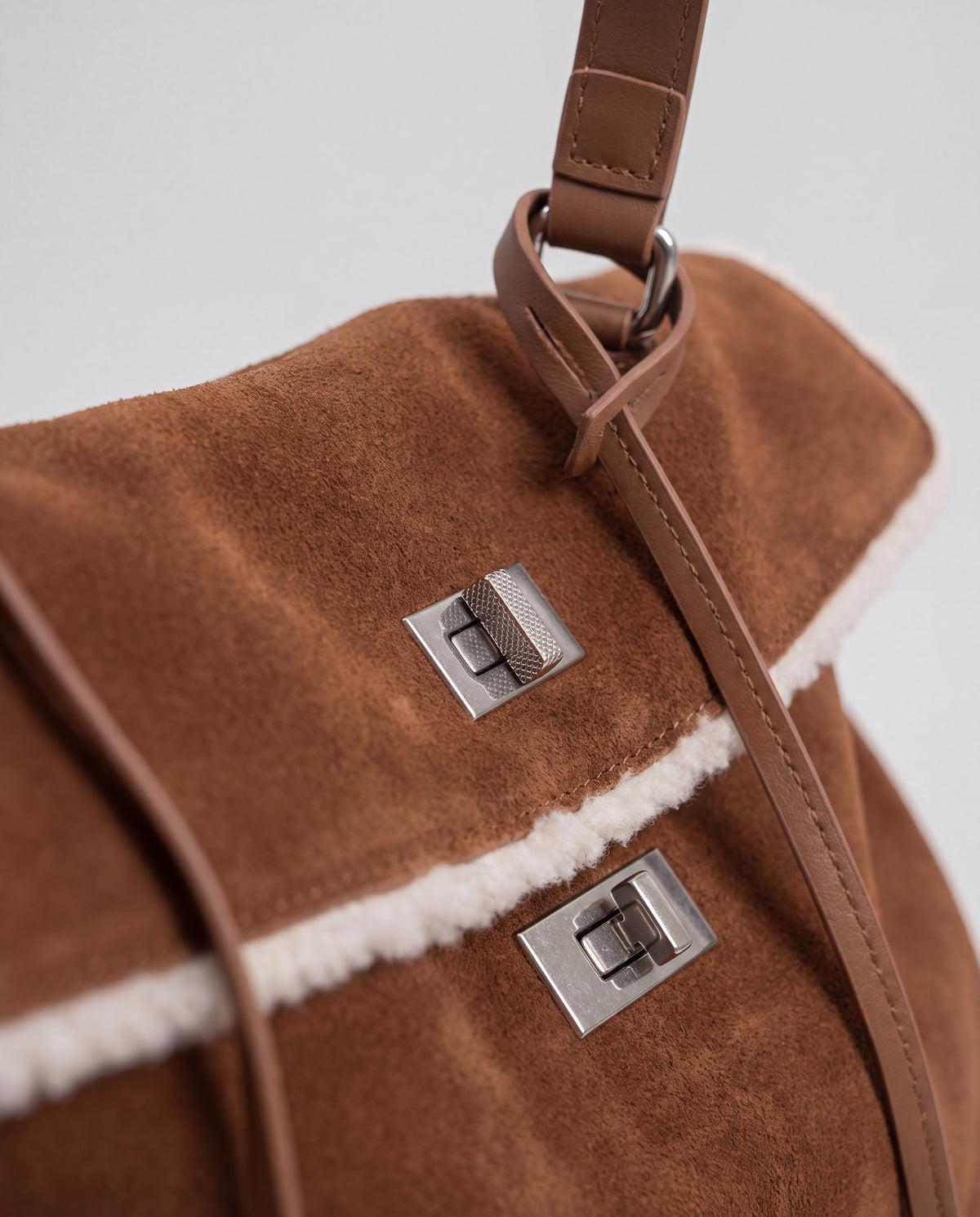 Dolce Large bag in Brown – hardware detail