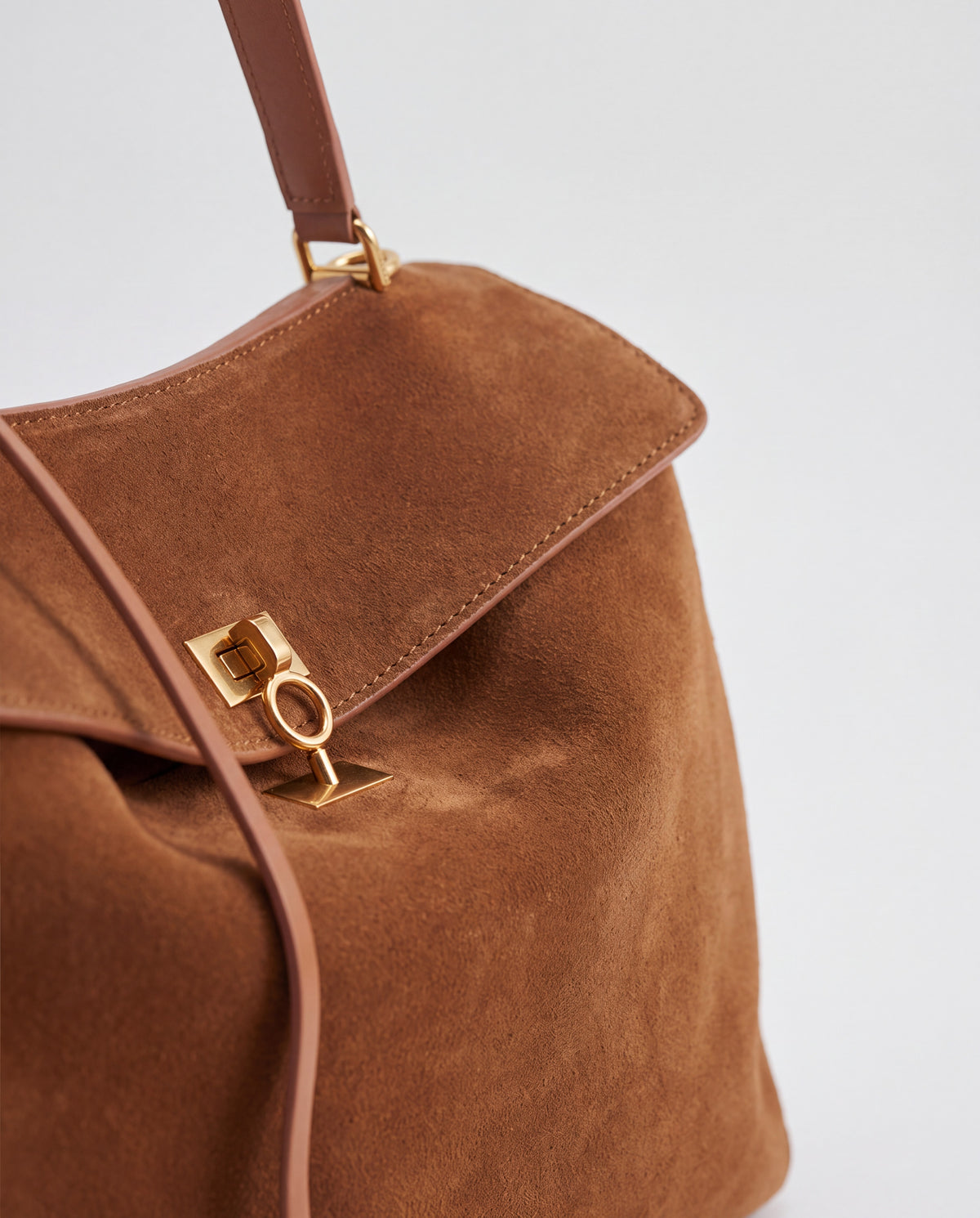 Dolce Large bag in Cognac – leather detail