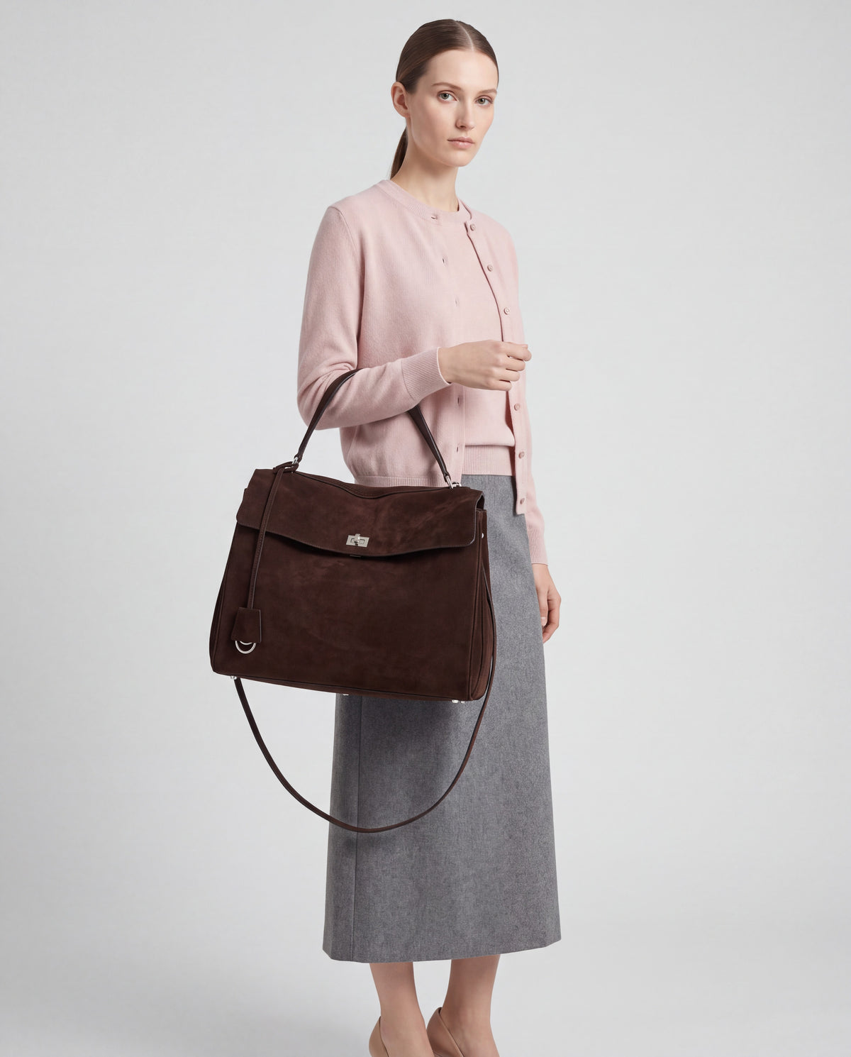 Dolce Large bag in Espresso – worn by model, close-up