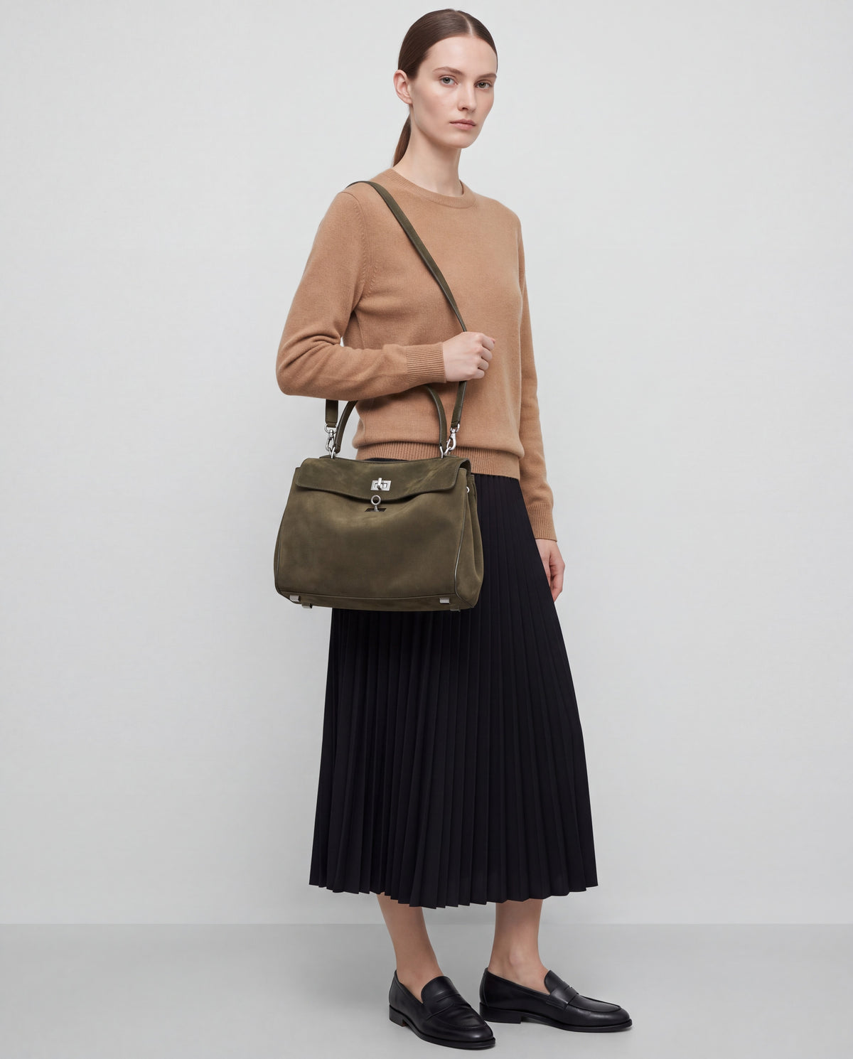 Dolce Large bag in Forest – worn by model, close-up