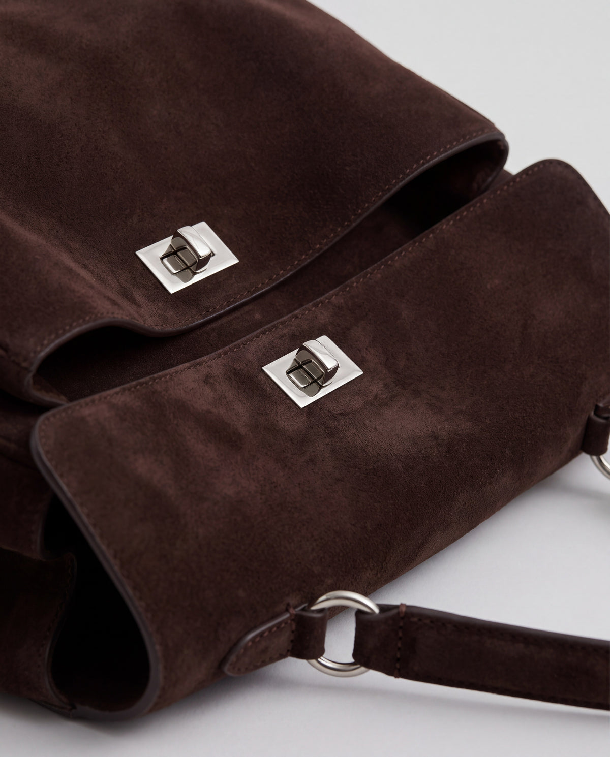 Dolce Medium bag in Espresso – hardware detail