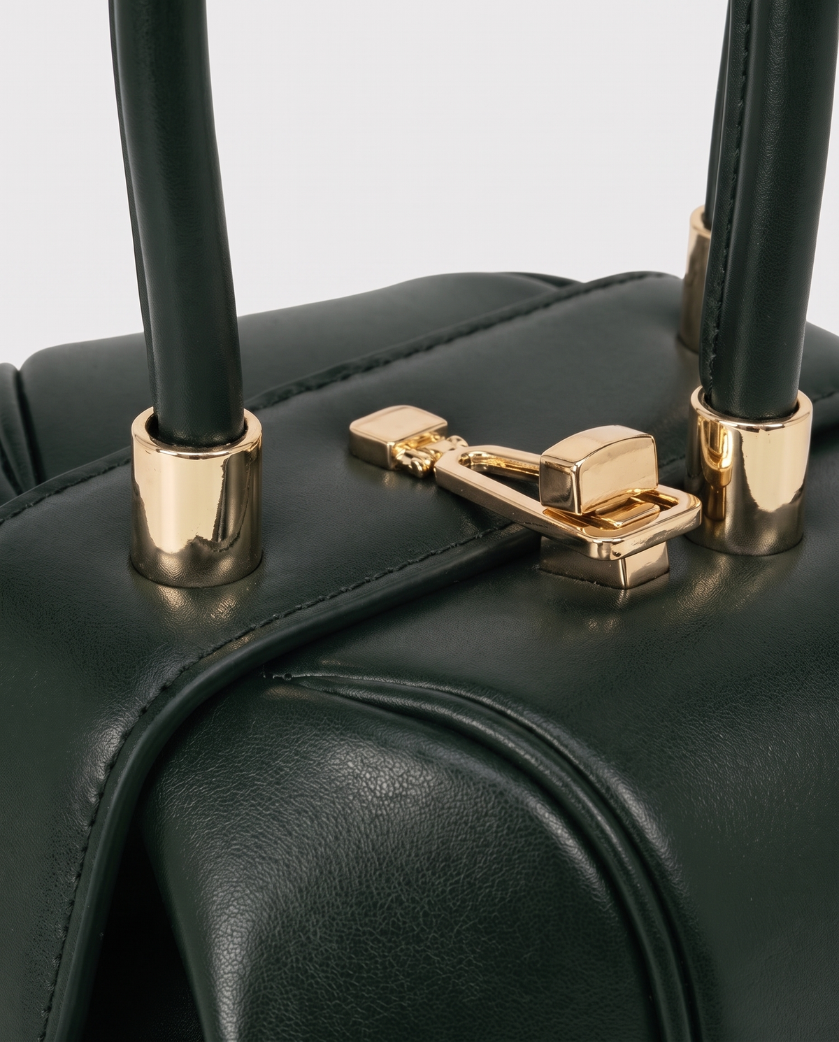 Dumpling Maxi leather top-handle bag in Green – close-up of the gold twist-lock and handle fittings
