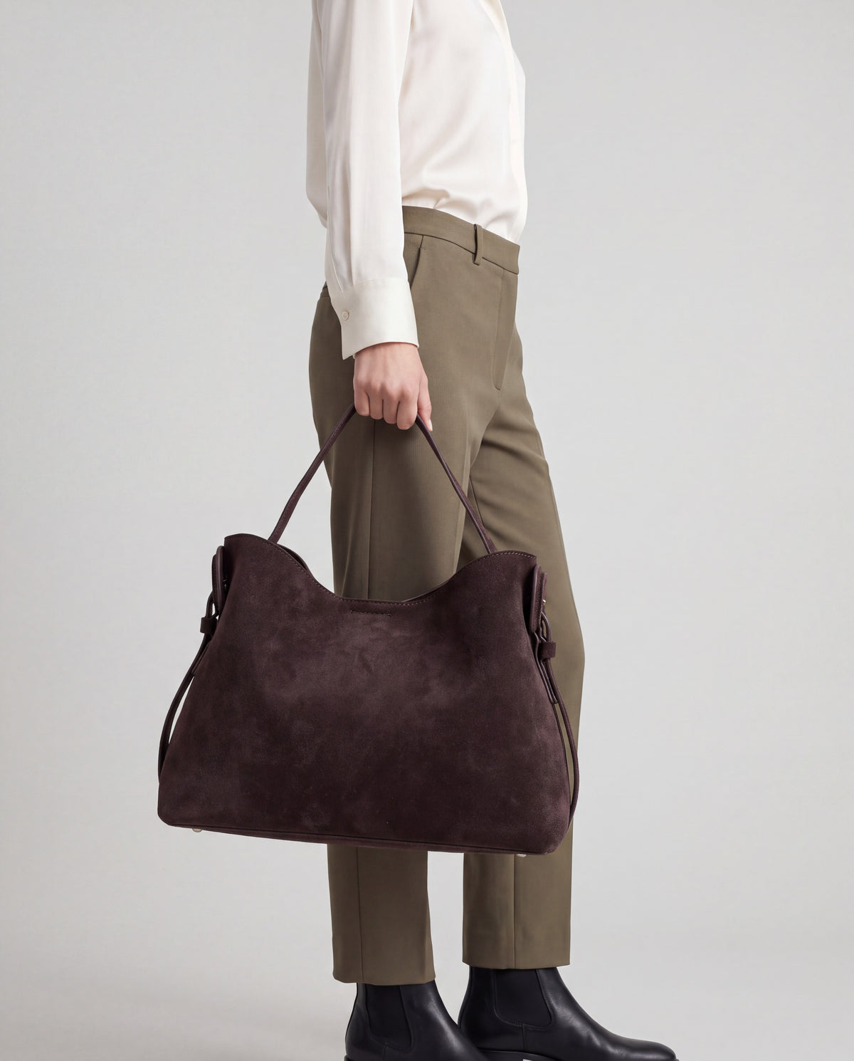 Duomo bag in Espresso – worn by model, close-up