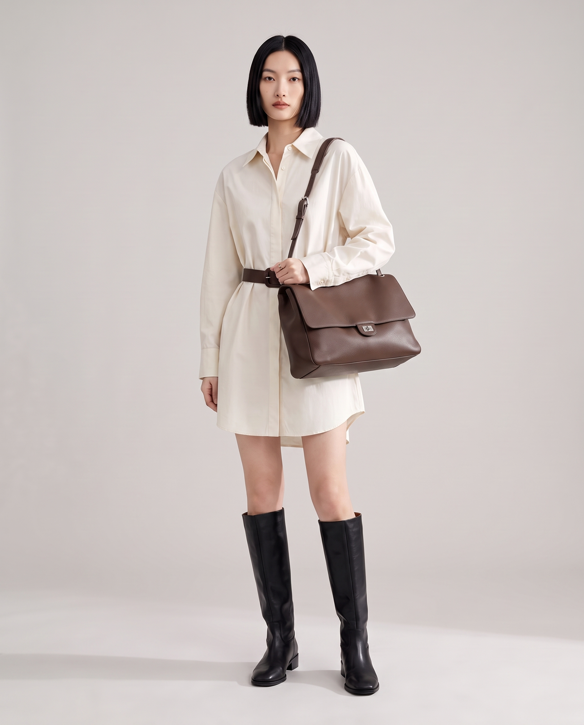 Model with the Fiume leather shoulder bag in brown, full length