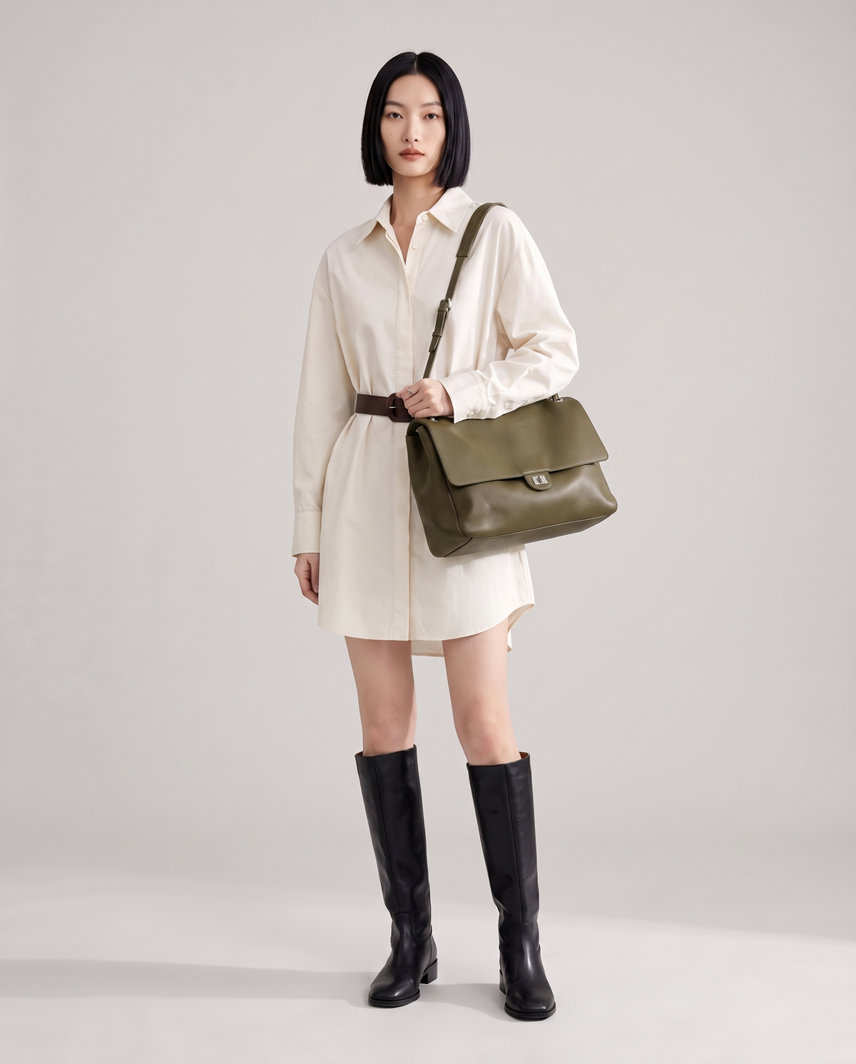 Model with the Fiume leather shoulder bag in olive, full length