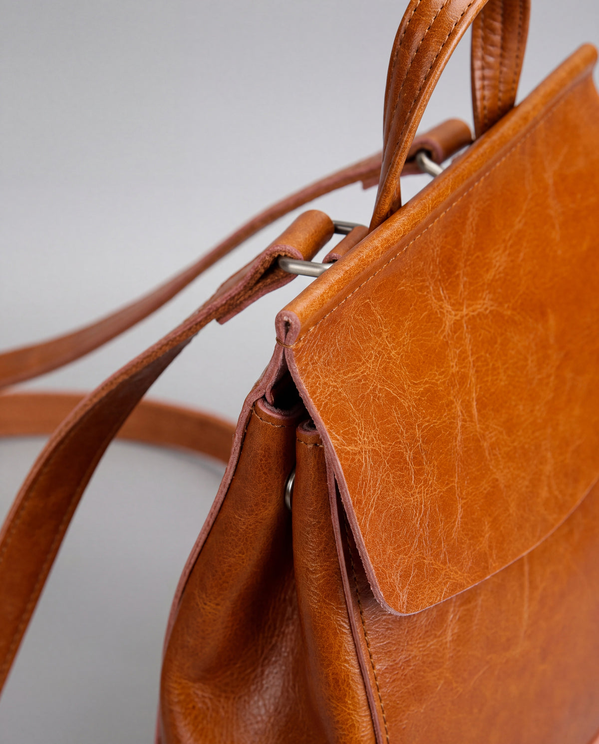 Forma bag in Brown – leather detail