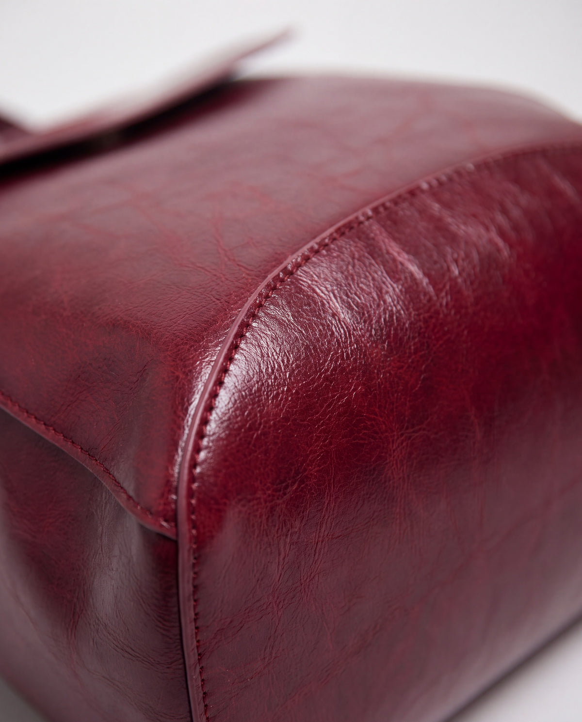 Forma bag in Red – leather detail