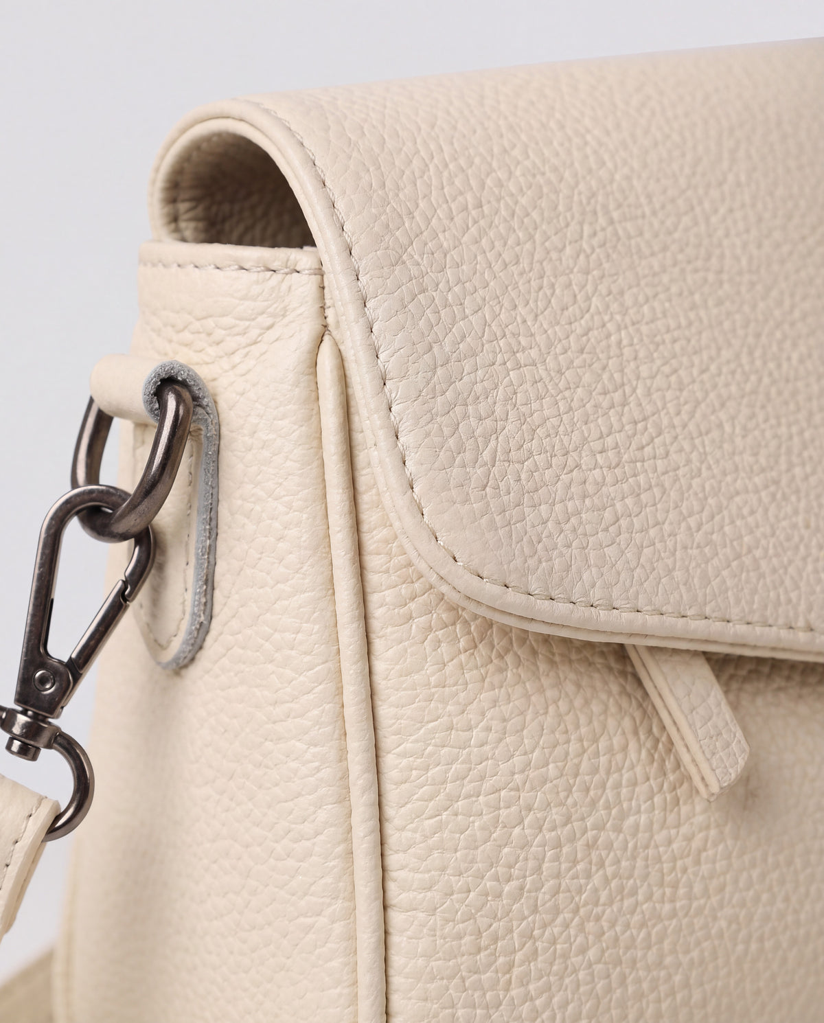 Fumo bag in Ivory – leather detail