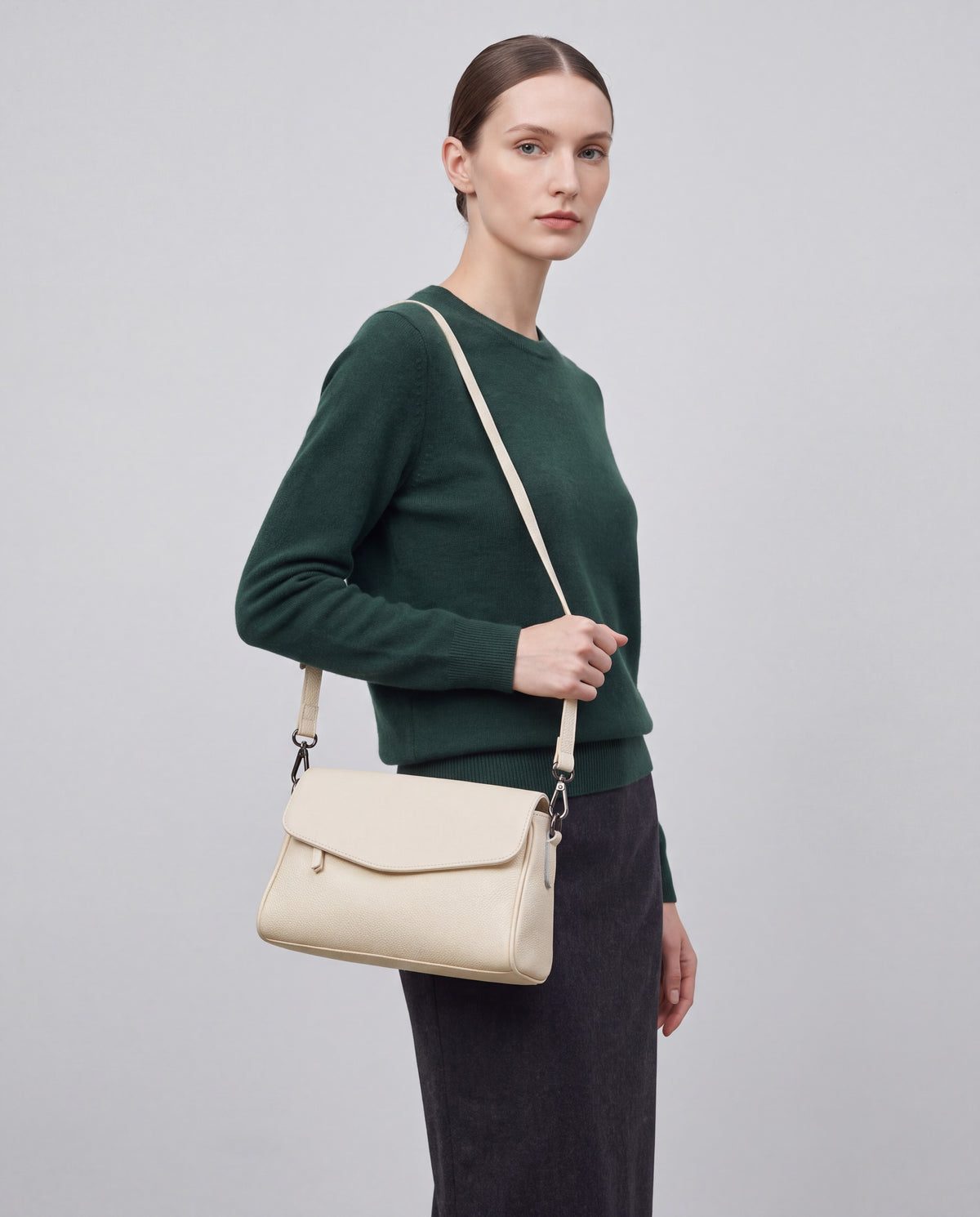 Fumo bag in Ivory – worn by model, close-up