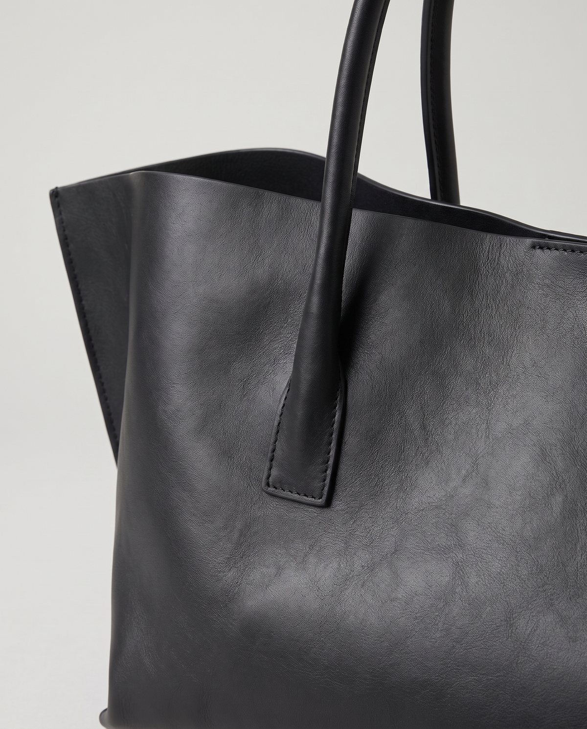 Gaia leather tote in black, hardware and leather detail