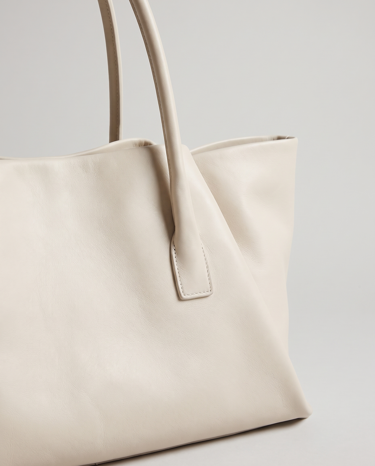 Gaia leather tote in ivory, hardware and leather detail