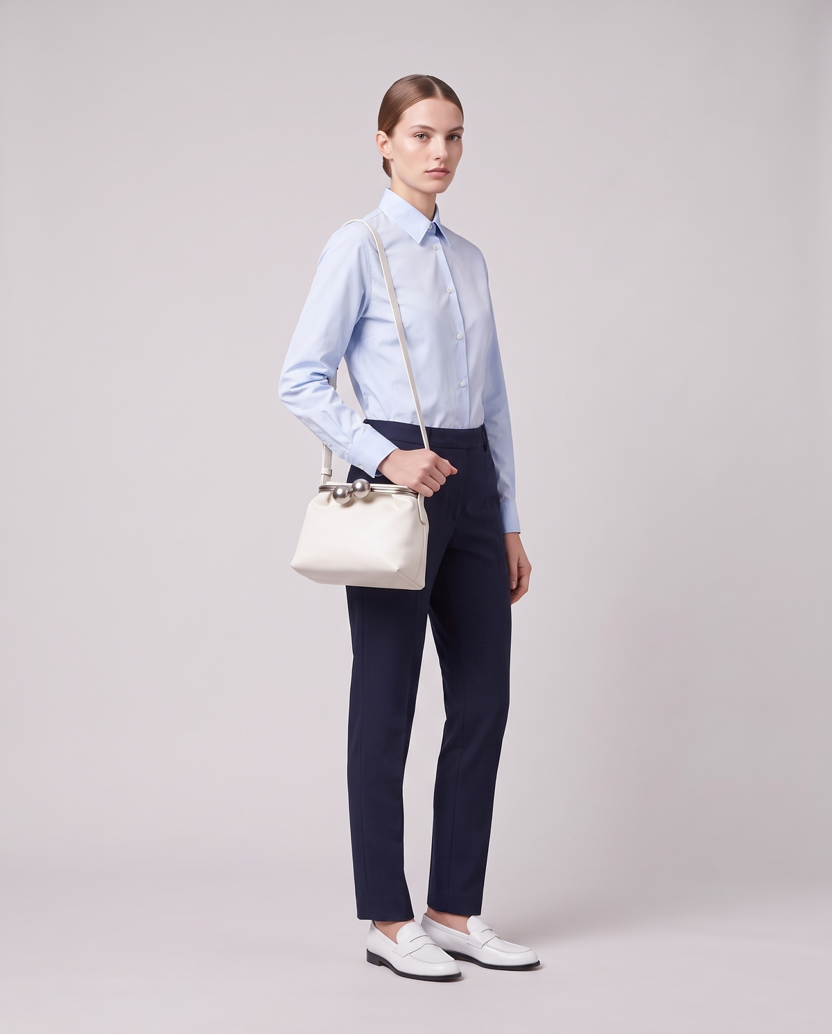 Model carrying the Garda frame bag in Black