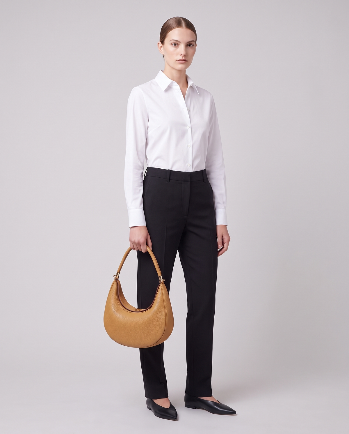 Model carrying the Garda frame bag in Ivory