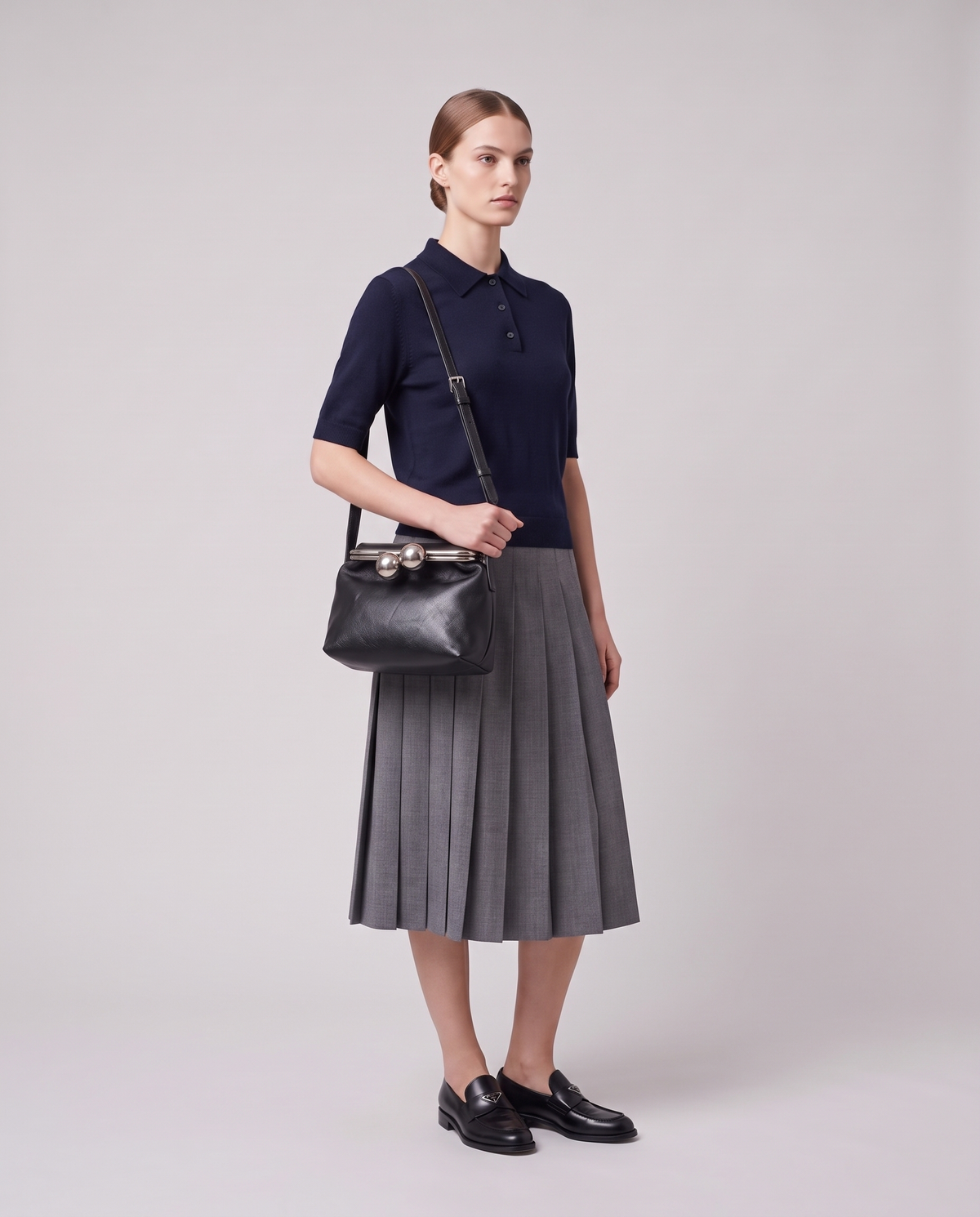 Model carrying the Garda frame bag in Pink