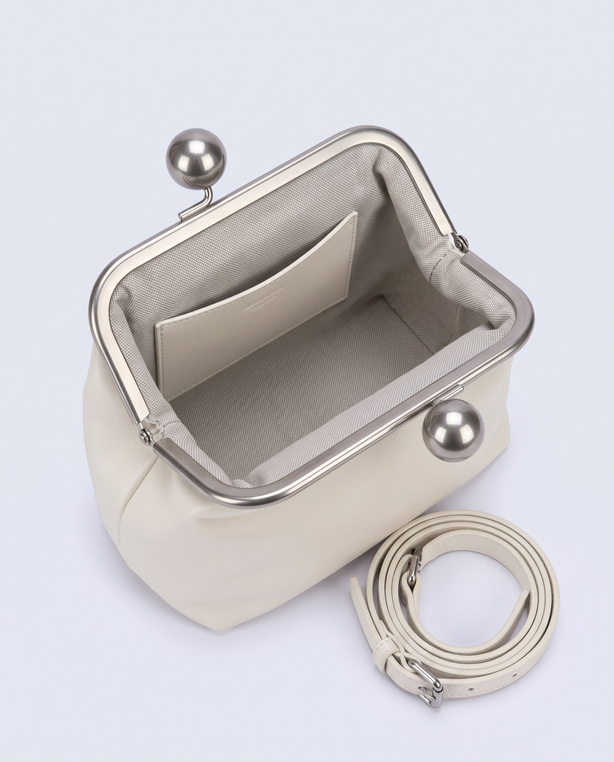 Inside view of the Garda frame bag in Ivory