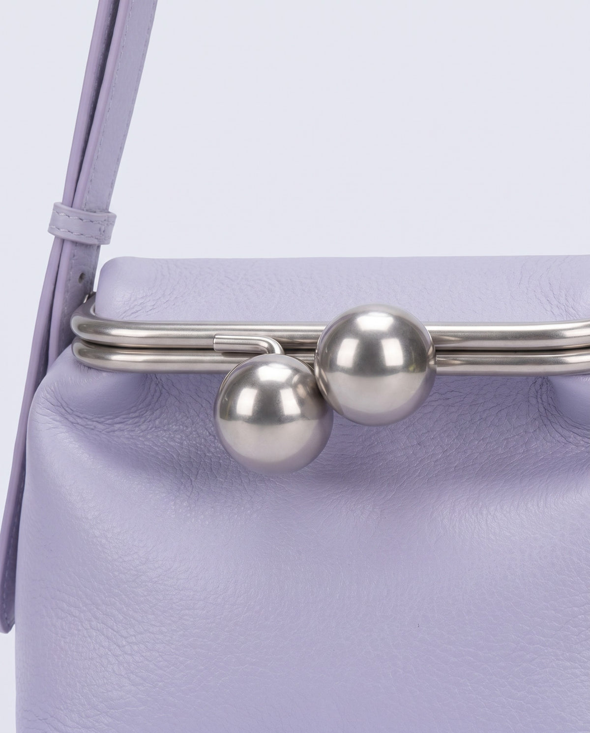 Silver kiss-lock clasp detail on the Garda frame bag in Lavender