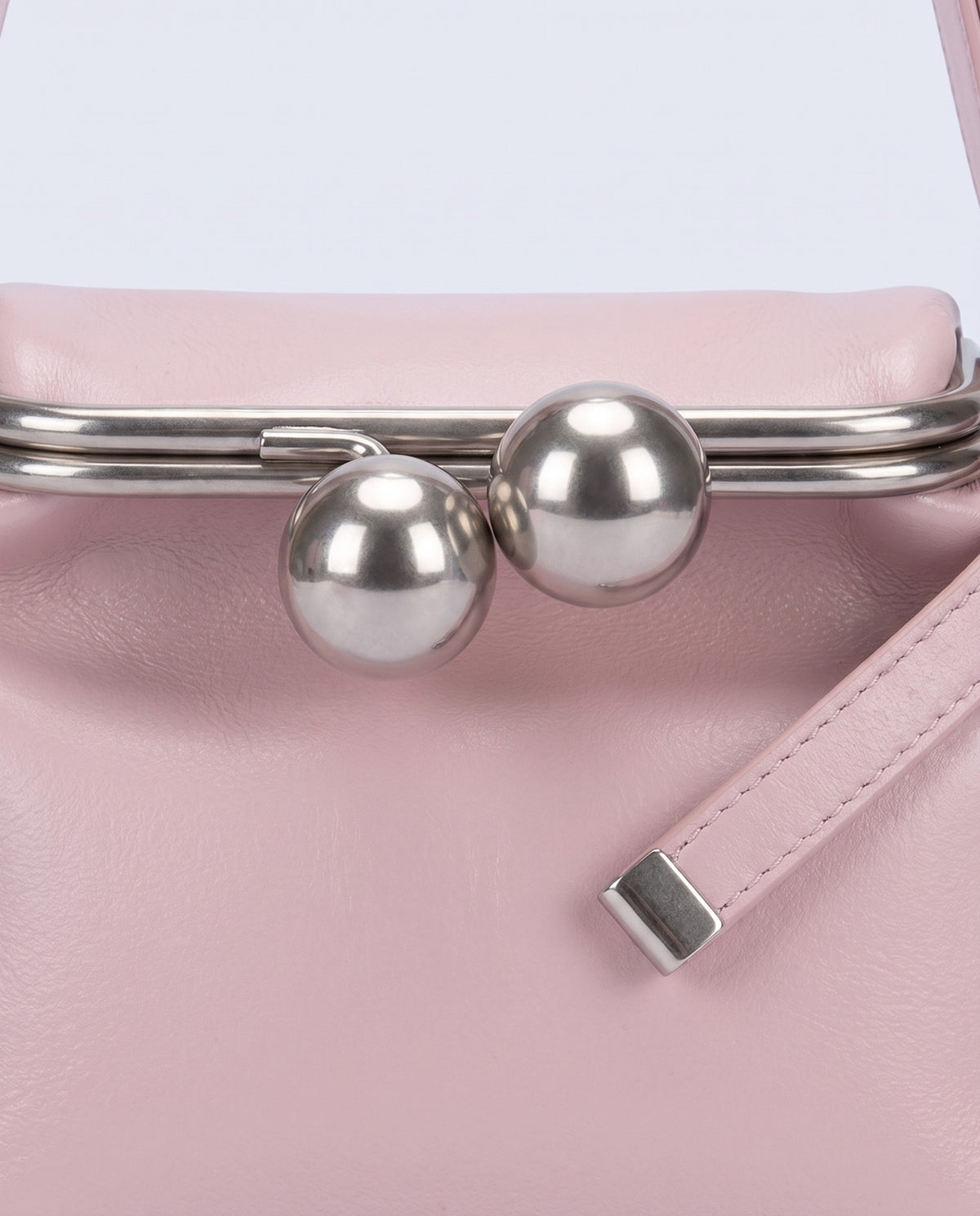 Silver kiss-lock clasp detail on the Garda frame bag in Pink