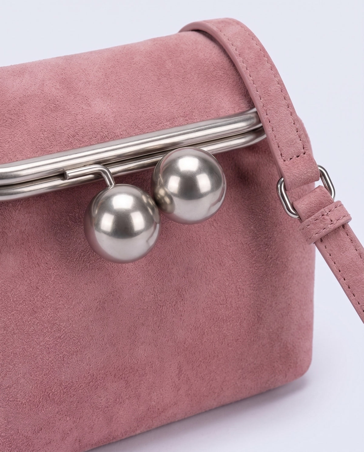 Silver kiss-lock clasp detail on the Garda frame bag in Rose