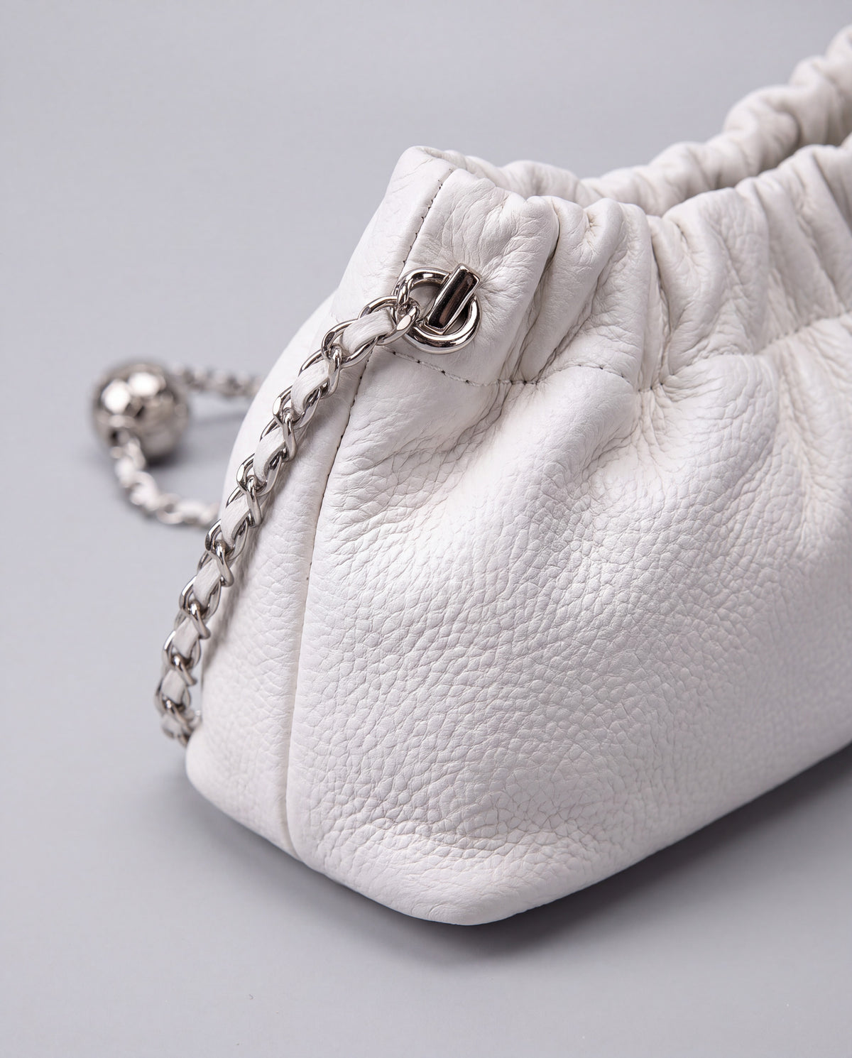 Giro bag in White – leather detail