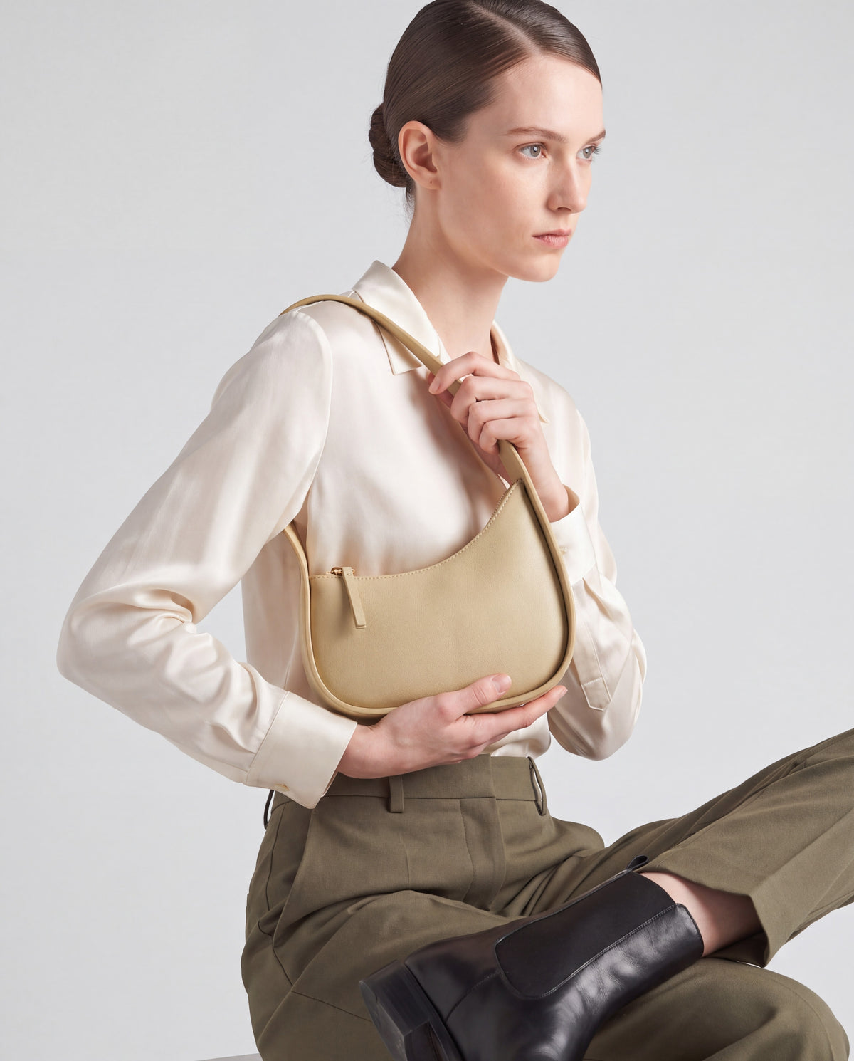Muse bag in Beige – worn by model, close-up