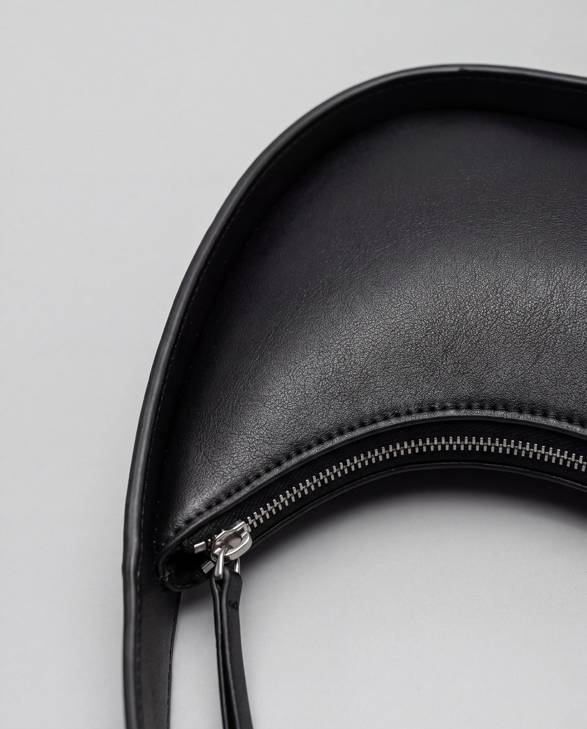 Muse bag in Black – leather detail