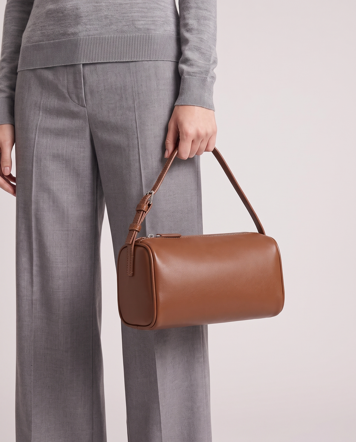 Alba – Brown – model carrying it