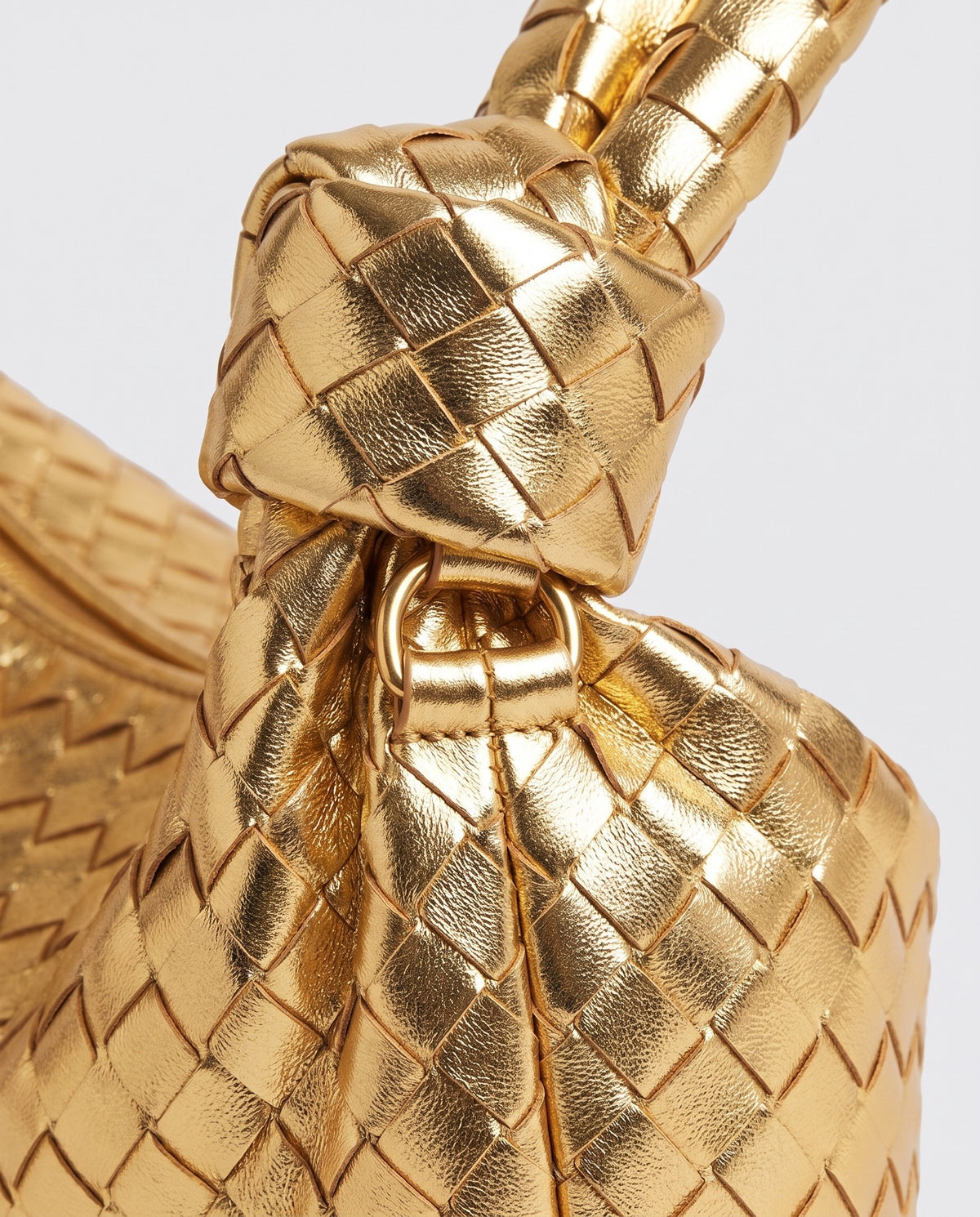 Knot Maxi woven leather shoulder bag in Gold – close-up of the knotted handle and woven leather