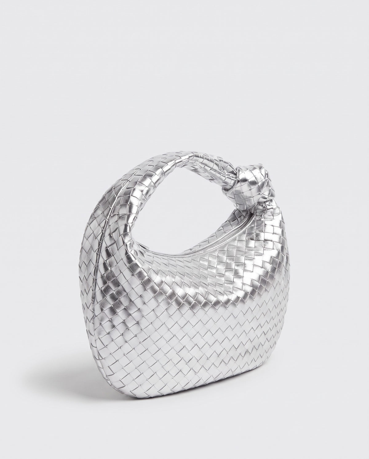 Knot Maxi woven leather shoulder bag in Silver – three-quarter view