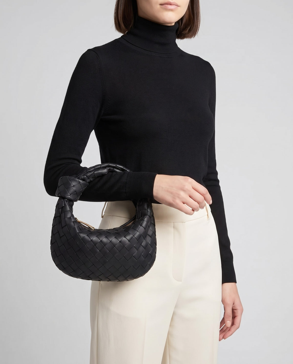 Knot Midi woven leather bag in Black – model carrying it