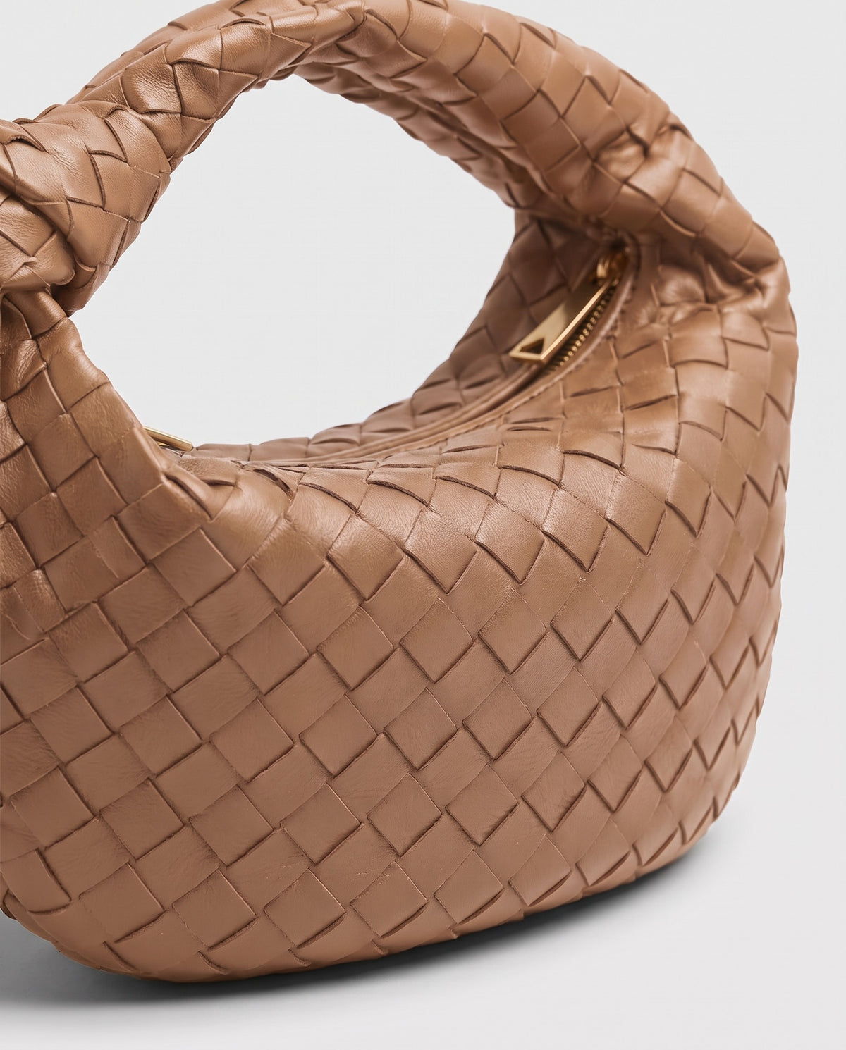 Knot Midi woven leather bag in Caramel – close-up of the woven leather